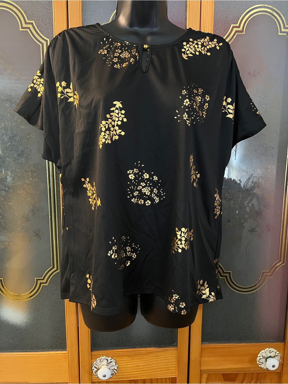 Elegant Alex & Parker women's black and gold floral shirt in great pre-owned con